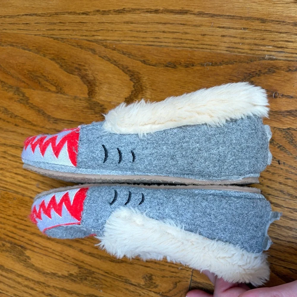 J Crew Crewcuts Shark Fuzzy Lined Slippers - Gray & Red
